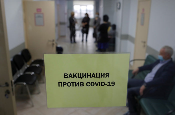 Bên trong nơi tiêm vaccine Covid-19 đại trà đầu tiên trên thế giới