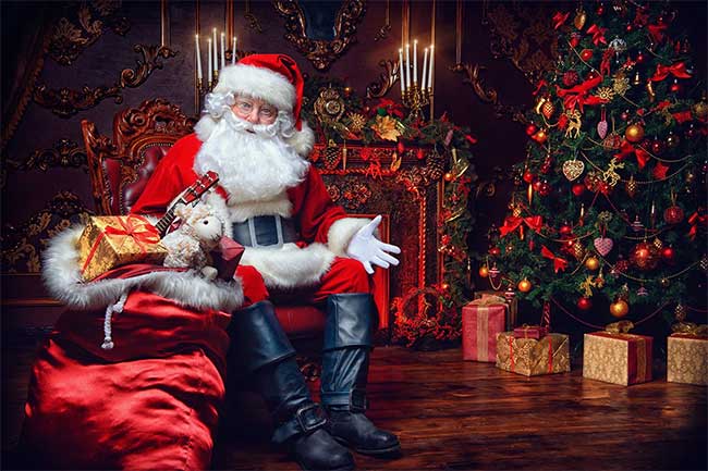 Ông già Noel tặng quà cho các em nhỏ