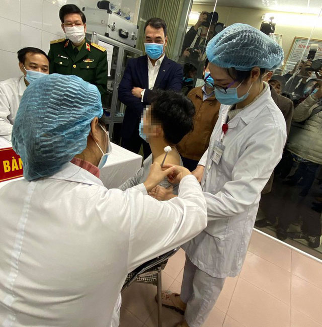 Những hình ảnh về người đầu tiên tiêm thử nghiệm vaccine ngừa Covid-19