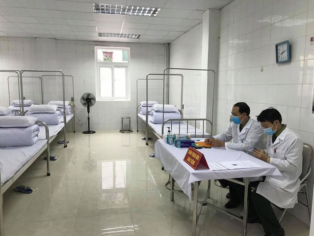 Những hình ảnh về người đầu tiên tiêm thử nghiệm vaccine ngừa Covid-19