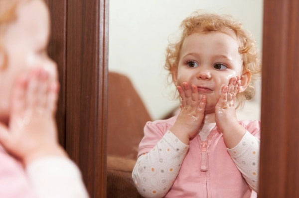 Sự thật ít ai biết khi trẻ lần đầu nhìn vào gương