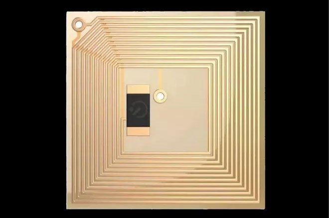 Tiệm làm móng ở Dubai giới thiệu vi chip gắn trên móng tay có chức năng lưu trữ dữ liệu