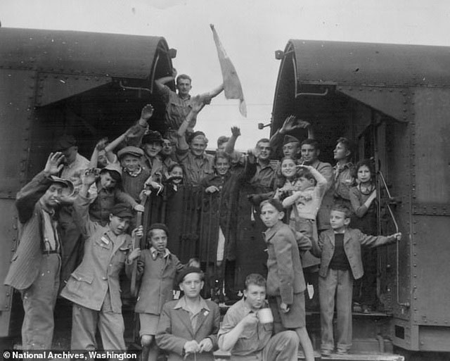 Hé lộ đường hầm bí mật nơi Hitler chôn 21 tấn vàng 