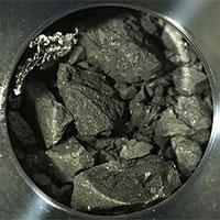 Cận cảnh mẫu đá đen như than từ tiểu hành tinh 4,6 tỷ năm tuổi