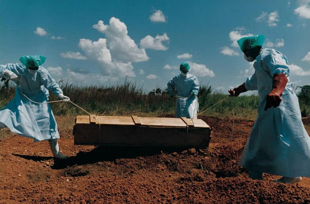 Ảnh: Nhân viên y tế xử lý xác bệnh nhân Ebola.