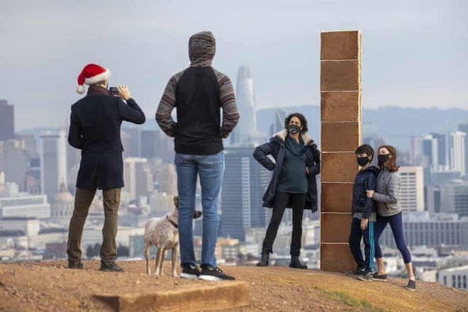 Cột tháp bí ẩn xuất hiện ở San Francisco giữa Giáng sinh
