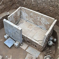 Phát hiện ngôi mộ cổ 1.400 năm có giường đá cẩm thạch trắng