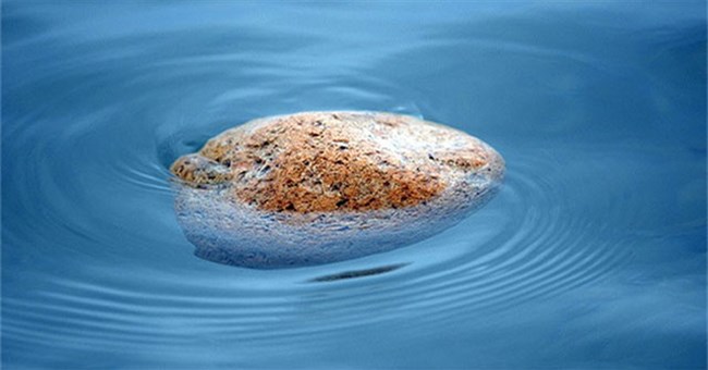 Khám phá loại đá có thể tự nổi trên mặt nước biển