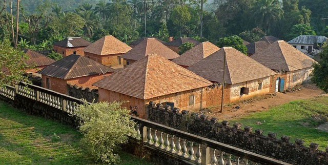 Cung điện độc đáo toàn nhà cấp 4 của ông vua có 100 vợ và 500 con