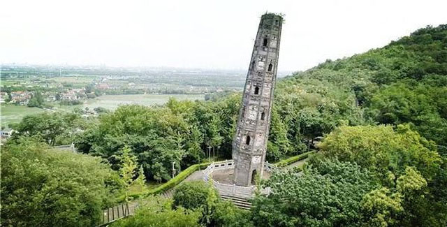 Tháp Hộ Châu có kiến trúc đặc biệt với kết cấu gồm 8 mặt.