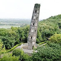 Tòa tháp "nghiêng vẹo" 7 độ, chân tháp bị phá hủy, nhưng tồn tại 1.000 năm