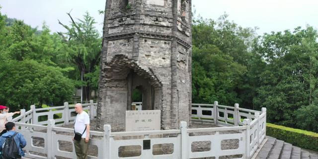 Phần chân tháp bị phá hủy nghiêm trọng do trải qua trận hỏa hoạn lớn vào năm 1788.