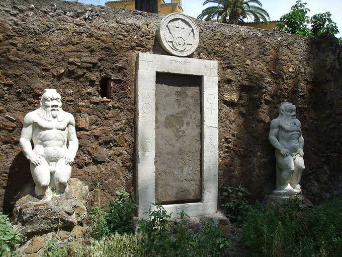 Cổng Nhà giả kim, đồi Esquiline, Rome, Italy
