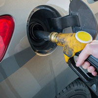 Đổ xăng đầy bình: Hỏng xe, phí tiền, ô nhiễm