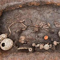 Khai quật mộ em bé chôn cùng chó cưng 2.000 năm