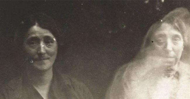 Vì sao một số người có thể "nghe" được giọng nói của… người chết?