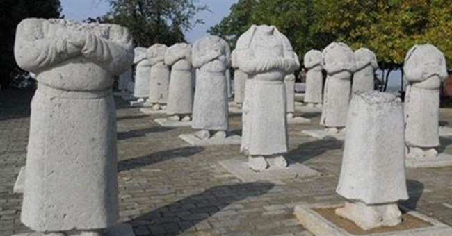 Trước lăng mộ Võ Tắc Thiên có 61 pho tượng đá đứng canh, tại sao tất cả những pho tượng này đều không có đầu?
