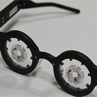 Công ty Nhật Bản chế tạo kính chữa cận thị