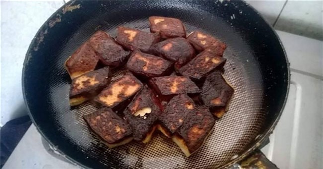 Khoa học tìm ra lý do tại sao rán thức ăn bằng chảo chống dính vẫn dễ bị cháy