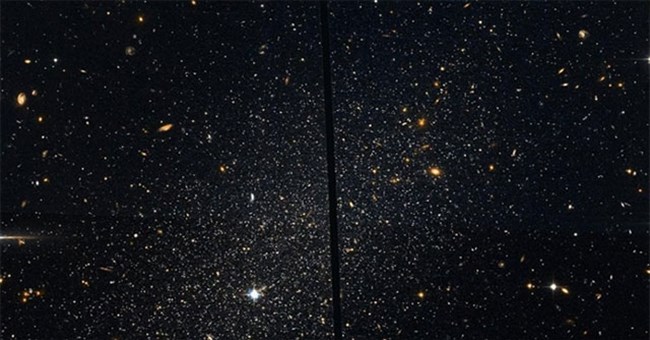 Thiên hà "làm thịt" đồng loại, đá văng các sao của nạn nhân ra vùng "ngoại ô"