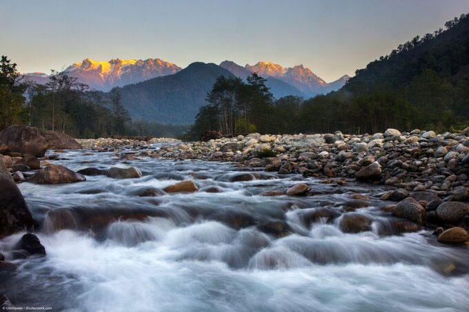Du khách có thể đến thăm dãy Himalaya từ thị trấn Putao, bang Kachin nằm dưới chân núi.