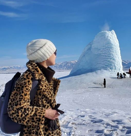 Độc lạ ngọn núi lửa “phun ra băng” ở Kazakhstan