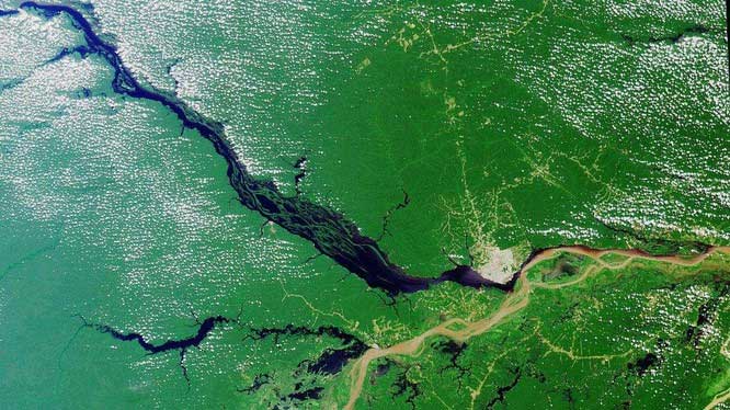 Nằm ở Nam Mỹ, sông Amazon là một trong những dòng sông dài nhất thế giới.