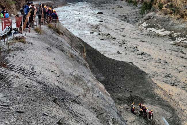 Sông băng Himalaya vỡ “như núi lửa phun trào”