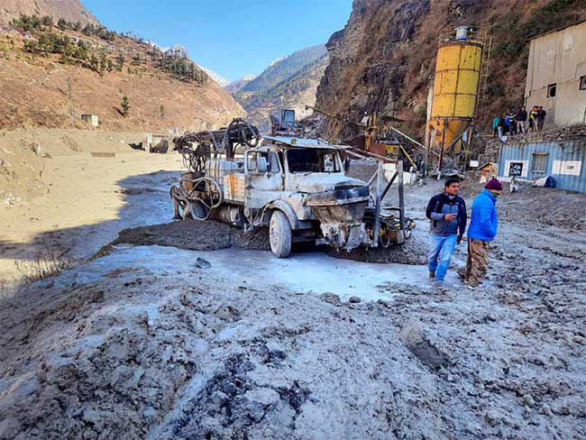 Sông băng Himalaya vỡ “như núi lửa phun trào”