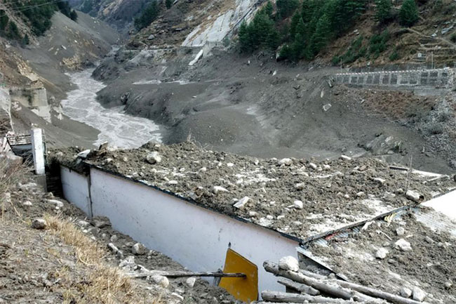 Sông băng Himalaya vỡ “như núi lửa phun trào”