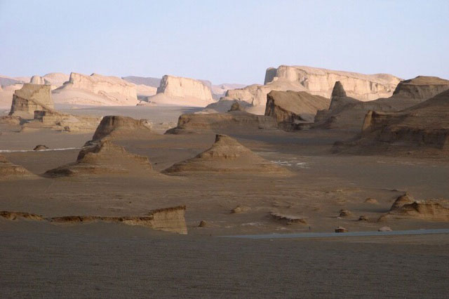 Dấu hiệu duy nhất của sự sống thực vật trong khu vực này là địa y sa mạc và tamarisk