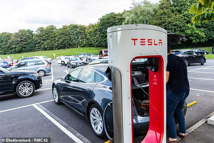 Khí gas xanh dương là gì mà khiến Tesla lo sợ?