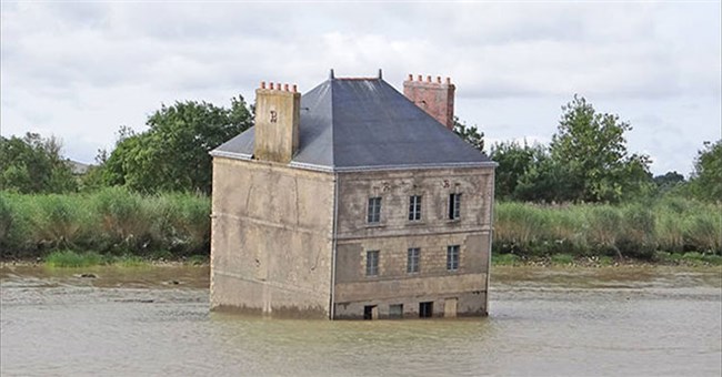 Kỳ lạ ánh sáng mỗi tối trong ngôi nhà hoang giữa sông