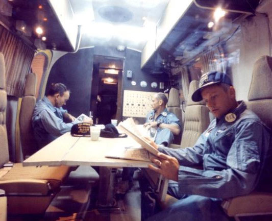 Các phi hành gia sinh hoạt trong buồng kiểm dịch di động được cung cấp bởi Airstream.