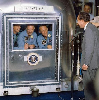 Tổng thống Richard Nixon chào đón các phi hành gia trở về.