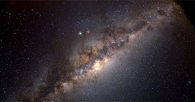 Phi hành gia có thể sống sót khi rơi vào hố đen?