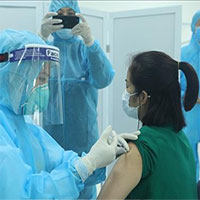 Việt Nam triển khai những mũi tiêm vaccine ngừa COVID-19 đầu tiên