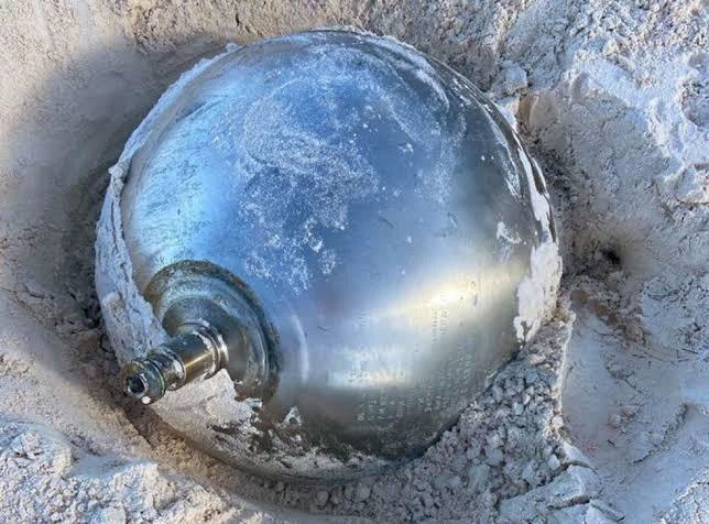 Hé lộ bí mật về quả cầu titan bí ẩn khắc toàn chữ Nga trên bãi biển Bahamas