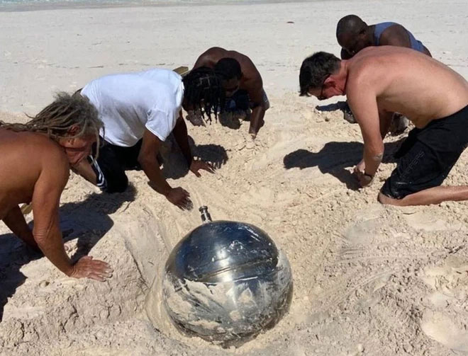 Hé lộ bí mật về quả cầu titan bí ẩn khắc toàn chữ Nga trên bãi biển Bahamas