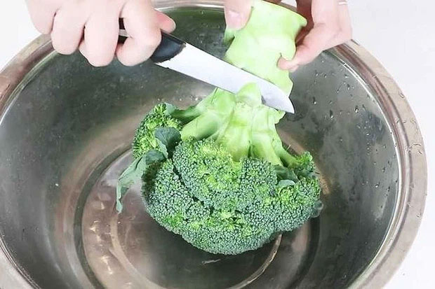 Nếu là bông cải mới cắt thì chúng sẽ có màu xanh và hơi ẩm.