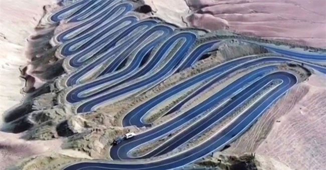 "Hoa mắt chóng mặt" với tuyến đường cổ quanh co có 600 khúc cua