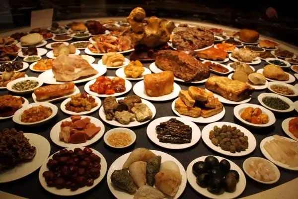 Đồ ăn thừa của Hoàng đế sau mỗi bữa ngự thiện được thái giám Tử Cấm Thành đưa đến chỗ ít ai ngờ