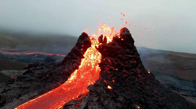 Cảnh tượng choáng ngợp khi dung nham phun trào từ miệng núi lửa.