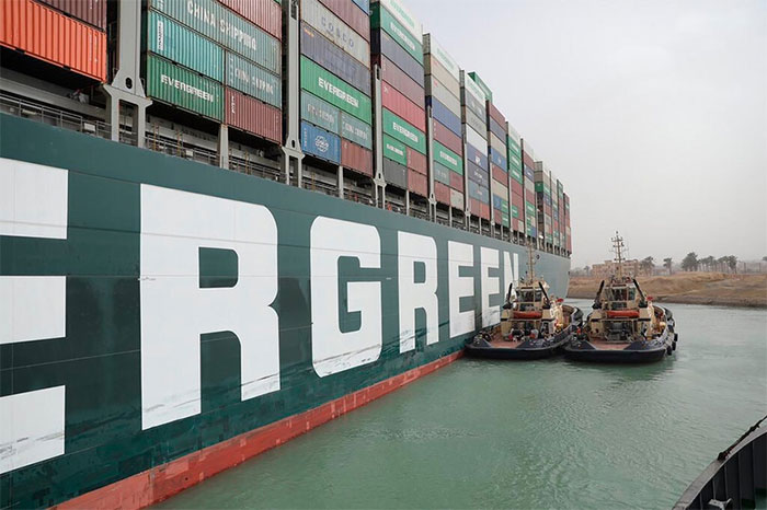 Tại sao không ai giải thoát được con tàu mắc kẹt ở kênh đào Suez?