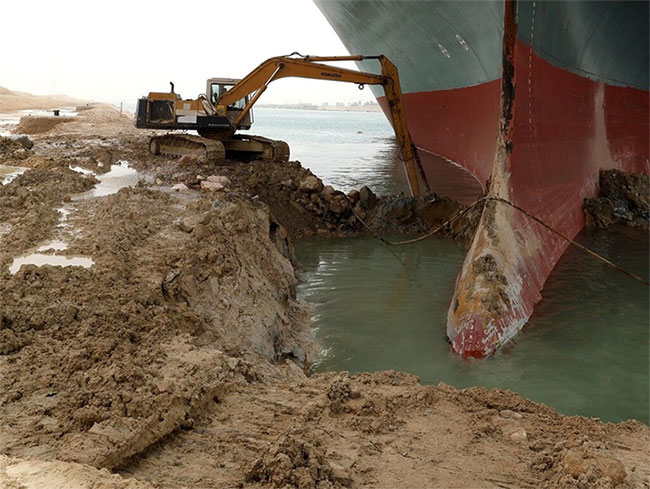 Tại sao không ai giải thoát được con tàu mắc kẹt ở kênh đào Suez?