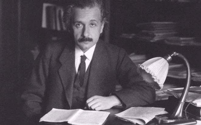 Einstein nổi tiếng là nhà bác học đưa ra phương trình E = mc2.
