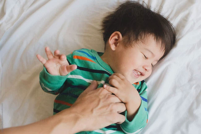 “Cù lét rất có hại cho trẻ”, biết được lý do cha mẹ sẽ ngay lập tức thay đổi việc chơi với con kiểu này