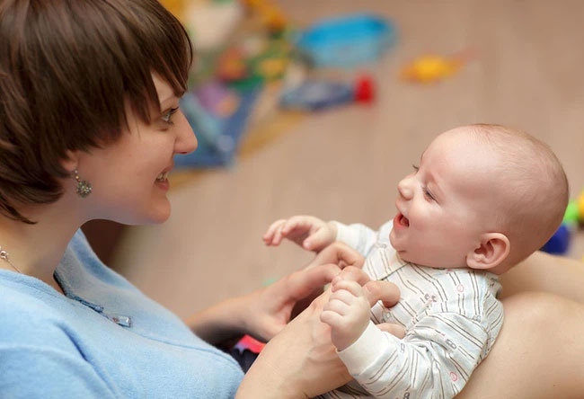 “Cù lét rất có hại cho trẻ”, biết được lý do cha mẹ sẽ ngay lập tức thay đổi việc chơi với con kiểu này
