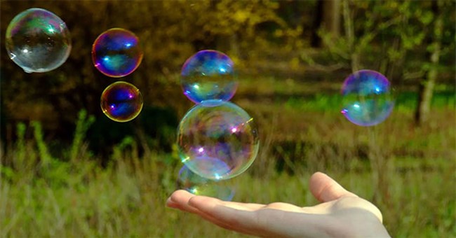 Tại sao bong bóng xà phòng có màu cầu vồng?