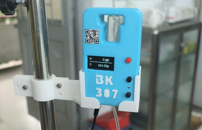 Sinh viên chế tạo thiết bị điều chỉnh bình truyền dịch từ xa